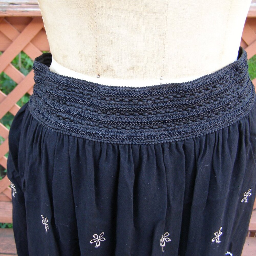 🌹 NEW size L/XL 10-12 Black Skirt with Floral Embroidered design - Picture 3 of 13